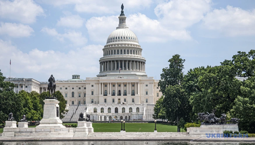 Сенат США, символічне зображення законопроєкту про санкції, прапори США, Ірану та Росії