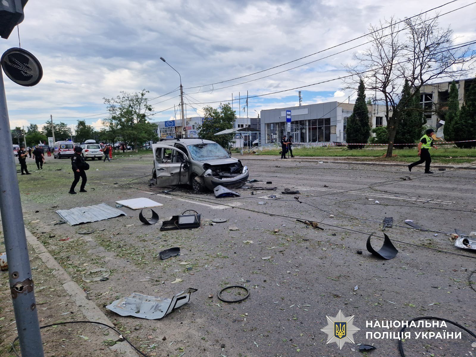 Пошкоджені багатоповерхівки, авто і зупинка громадського транспорту в Зарічному районі Сум після удару трьома КАБами 11 липня