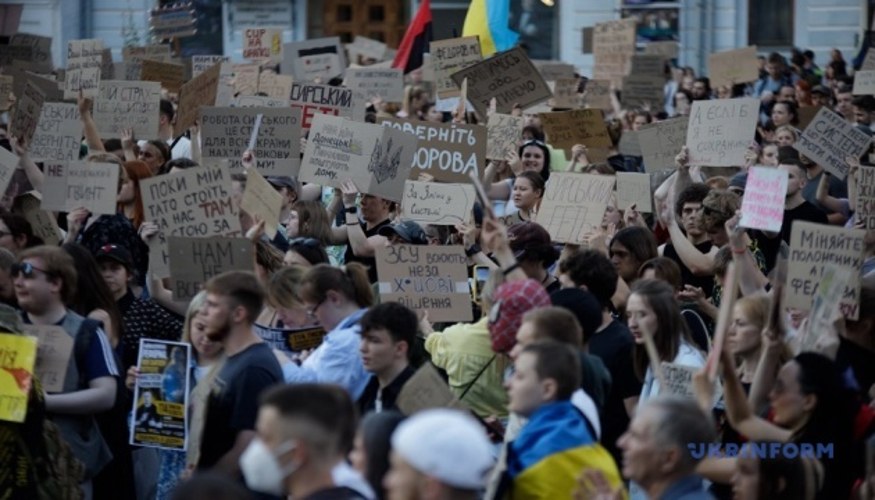 Мітинг п'ятого дня на площі біля театру імені Івана Франка у Києві