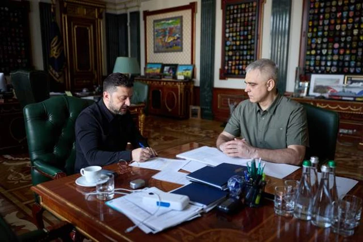 Президент Володимир Зеленський і виконувач обов'язків голови СБУ Олександр Поклад під час наради 4 серпня 2026 року