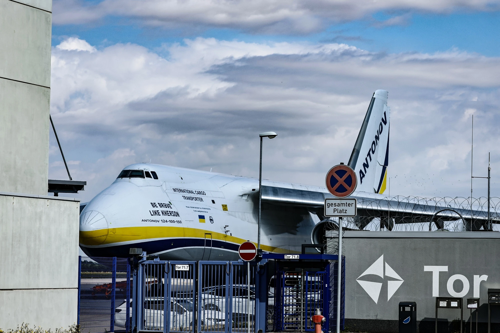 Вантажний літак Ан-124 на злітній смузі аеропорту «Лейпциг/Галле»