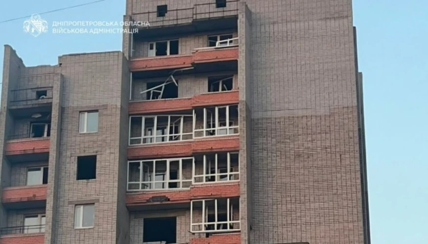 Наслідки ударів на Дніпропетровщині 6 серпня: пошкоджені багатоповерхівки, приватний будинок, підприємства, магазин