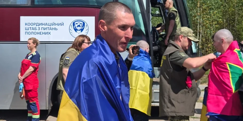 Звільнені з російського полону українські військові ЗСУ, ДПСУ та Нацгвардії телефоном спілкуються з рідними після повернення