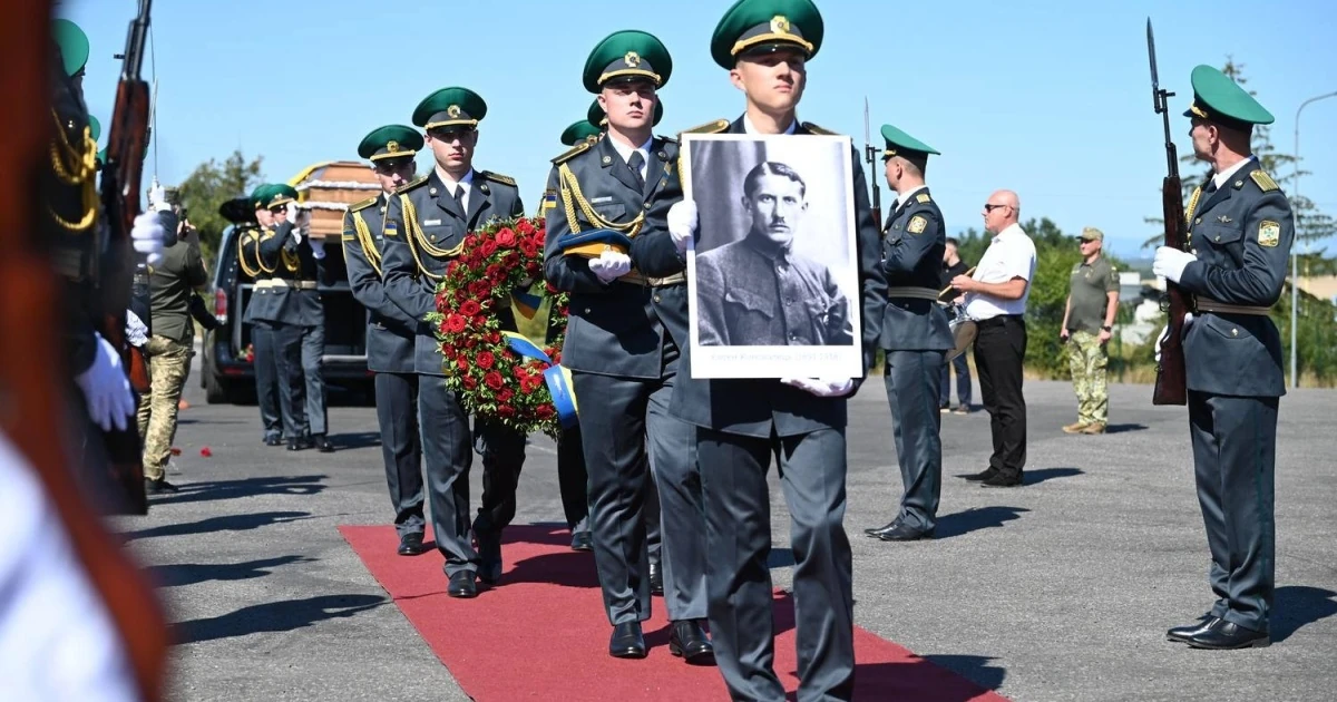 Труна з прахом Євгена Коновальця, зустрінута на контрольно-пропускному пункті «Ужгород» за участі Ірини Верещук, військових