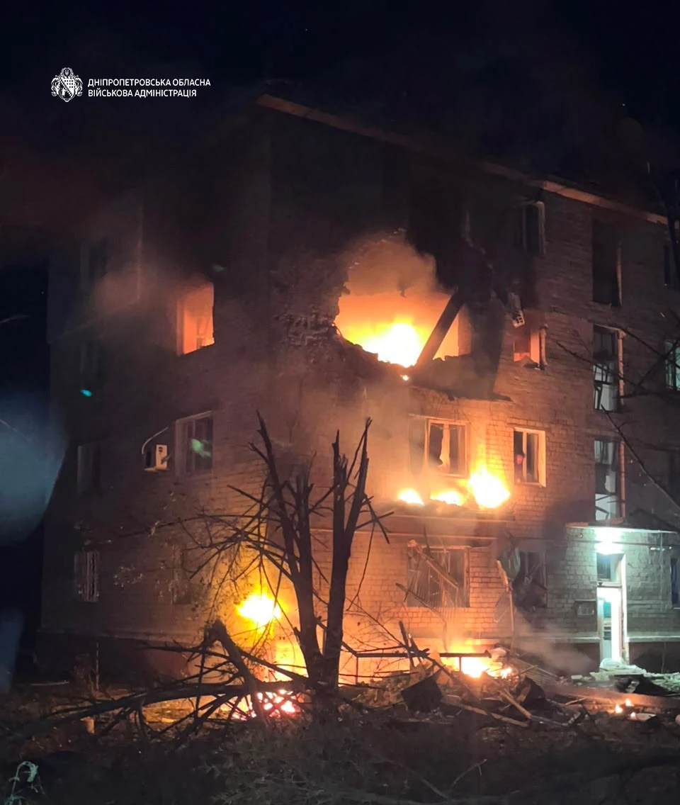 Пошкоджений багатоповерховий будинок у Марганці після удару безпілотника