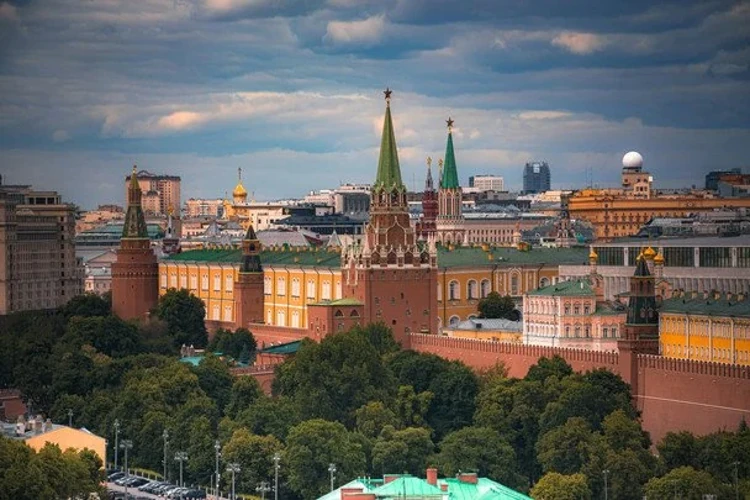 Колаж: Кремль на тлі російських прапорів, асоціація з темою мирних переговорів