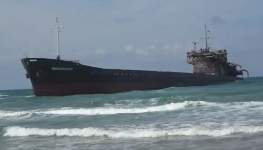 Російське вантажне судно OMSKIY-107 на мілині біля турецького узбережжя з пошкодженою капітанською рубкою