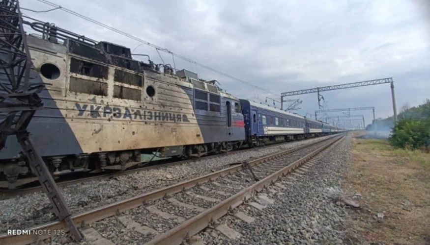 Наслідки удару по пасажирському поїзду та кадри евакуації пасажирів в Одеській області