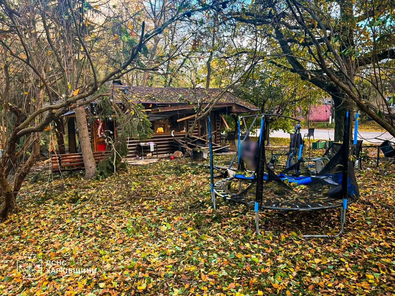 Дитячий візочок і пошкоджена будівля кафе у парку Нової Водолаги після удару безпілотника 19 жовтня 2026 року.