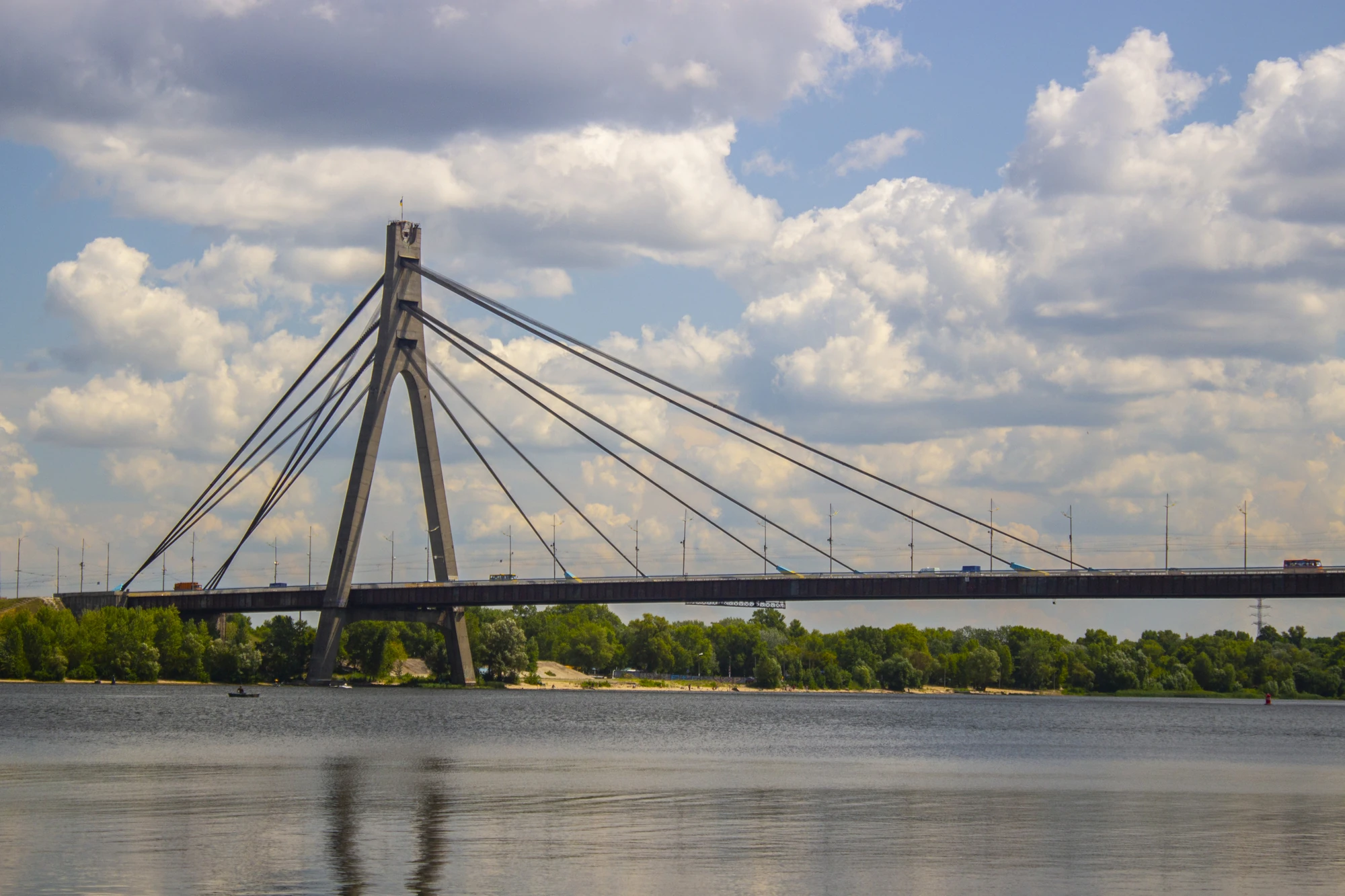 РФ вдарила по Північному мосту в Києві: уперше від початку війни